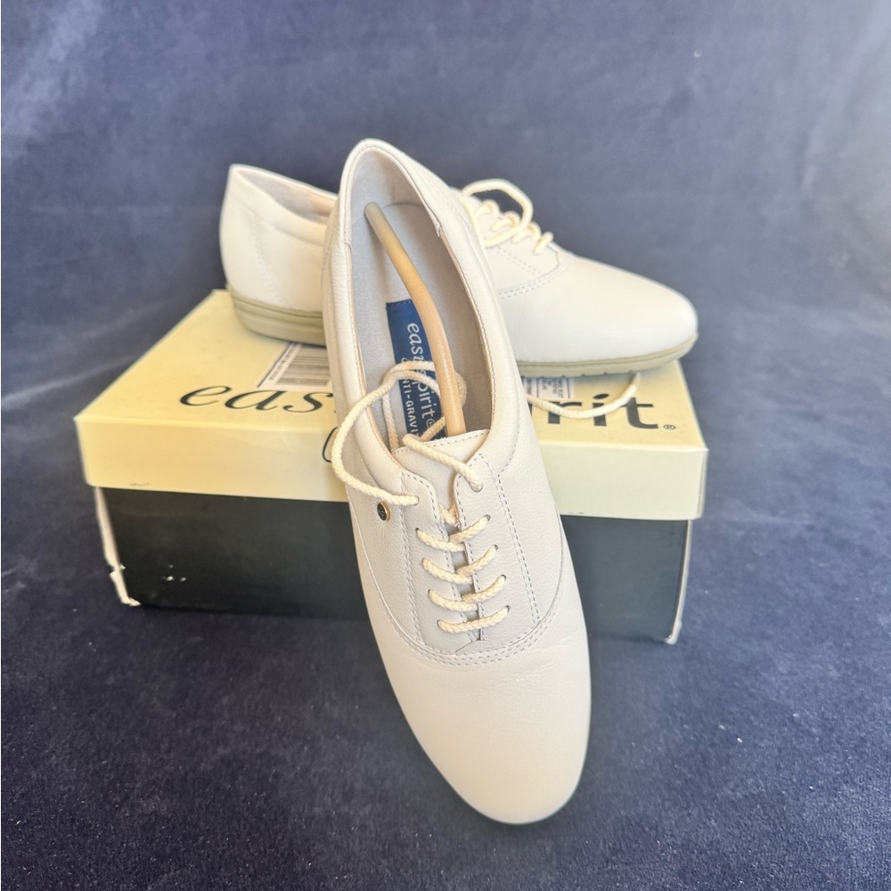 Easy Spirit Cream Flats Minimalist Design